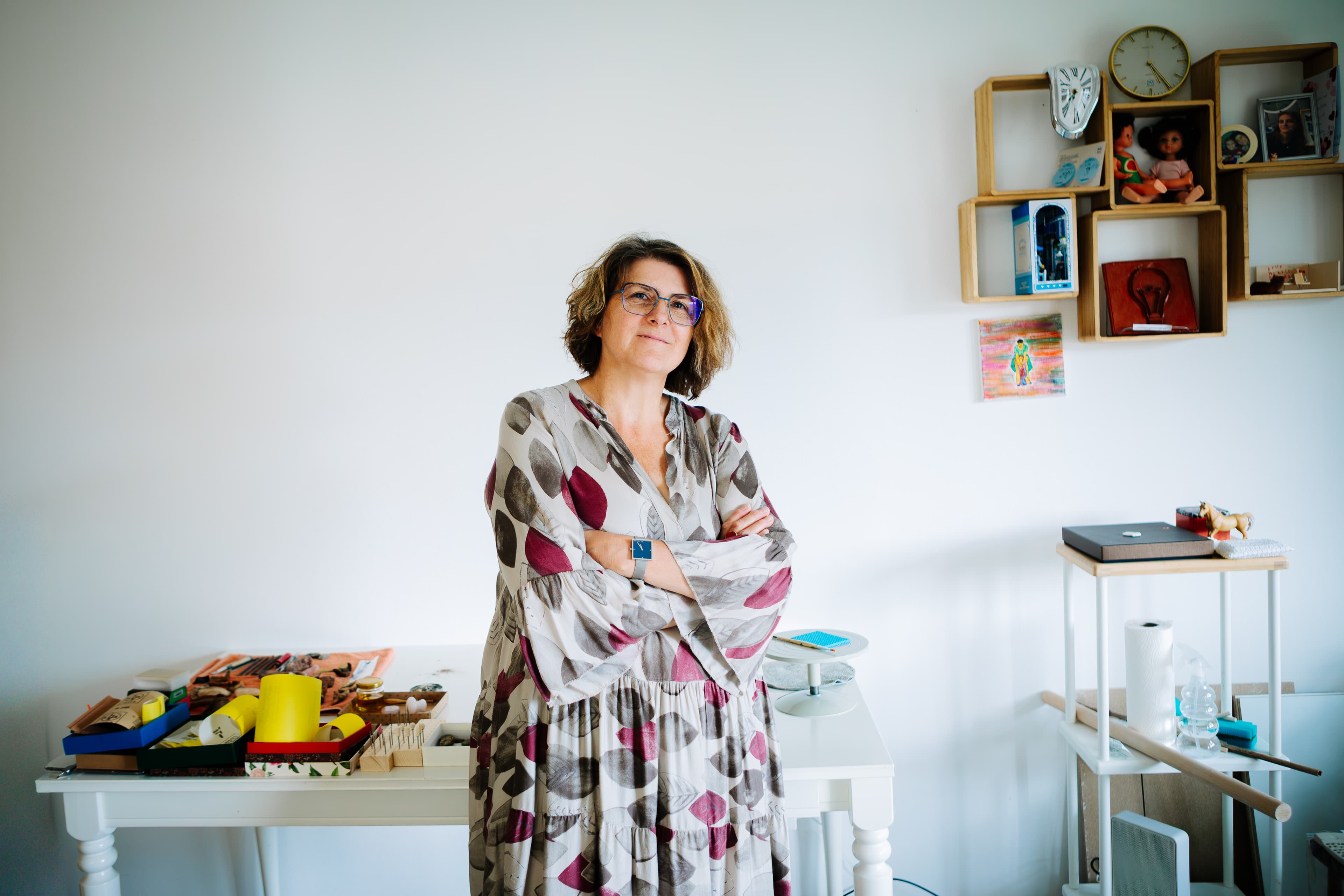Evelin Breschan mit verschränkten Armen im Atelier