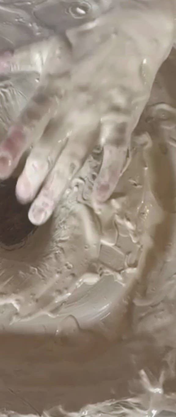 Hand im nassen Ton, Nahaufnahme